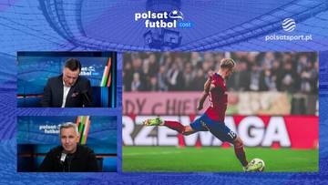 Piłkarz w czerwonej koszulce strzela gola na tle stadionu, obok paneli z komentatorami sportowymi.