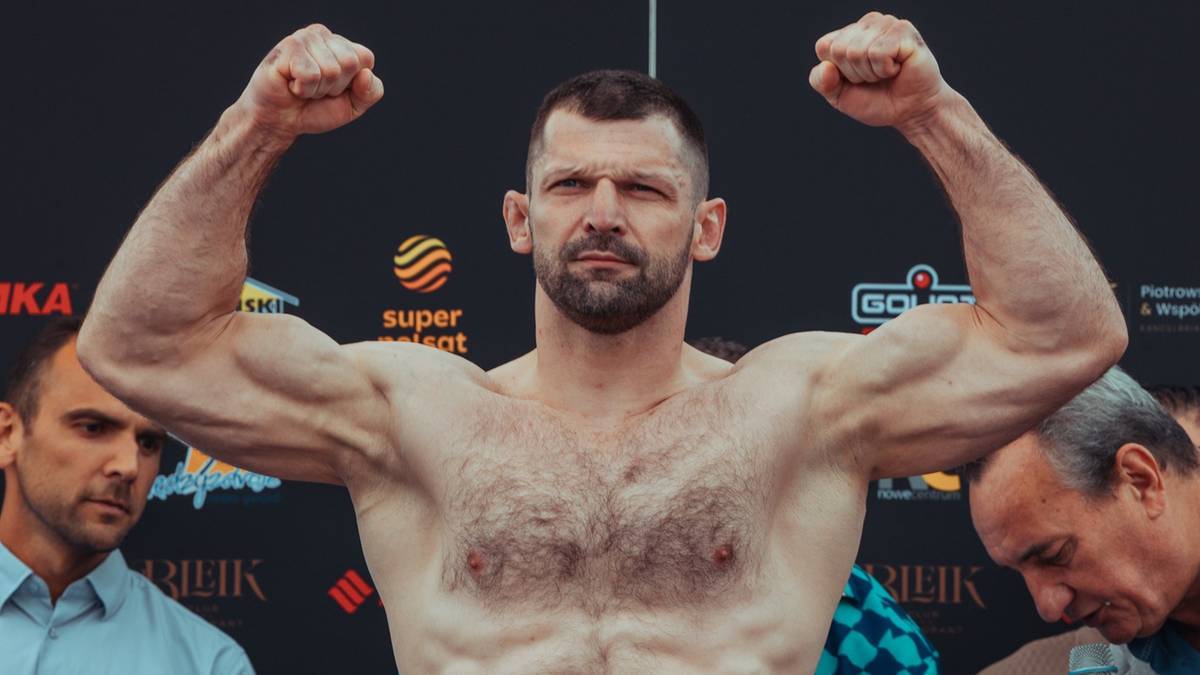 Szymon Kołecki prezentuje umięśnione ramiona podczas ważenia przed walką.