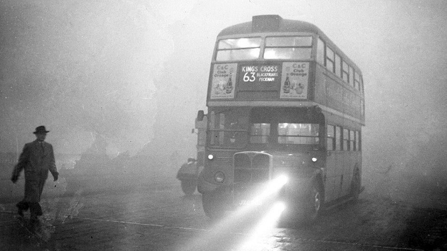 Wielki smog spowił Londyn w grudniu 1952 roku. Fot. TopFoto.