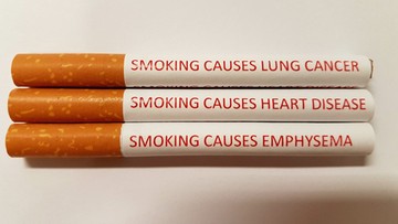 Zamiast drastycznych zdjęć na paczkach, ostrzeżenia na każdym papierosie. Naukowcy proponują zmiany