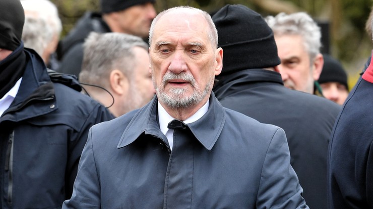 Macierewicz przeprasza za publikację zdjęć ciał ofiar tragedii smoleńskiej