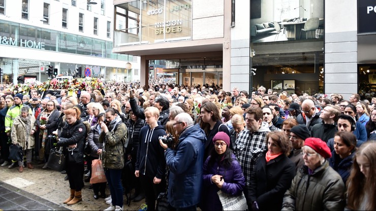 Szwedzi minutą ciszy uczcili ofiary zamachu w Sztokholmie