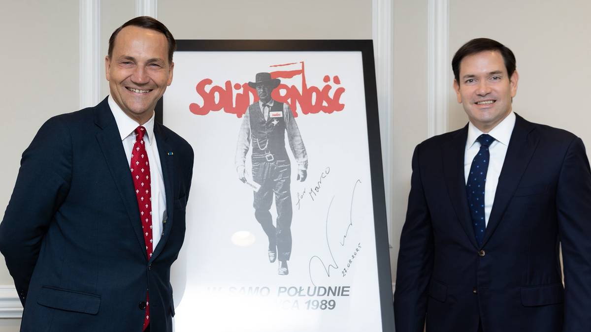 Radosław Sikorski spotkał się z Marco Rubio. Wręczył mu symboliczny prezent