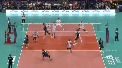 Mecz siatk&oacute;wki pomiędzy drużynami Sir Sicoma Monini Perugia i Swehly Sports Club. Zawodnicy walczą o piłkę na boisku.