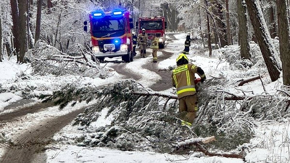 Śniegowały w Słowińskim Parku Narodowym. Fot. Sebastian Kluska / OSP Łeba.