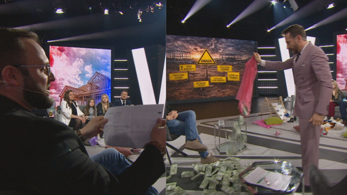 Dw&oacute;ch mężczyzn w studiu telewizyjnym, jeden siedzi z dokumentami, drugi stoi z r&oacute;żowym materiałem i fałszywymi pieniędzmi na podłodze, podczas programu "Państwo w państwie".