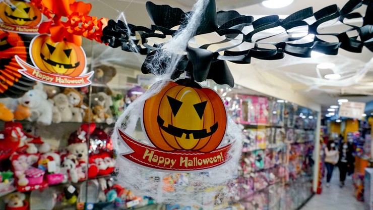 Halloween w czasie pandemii. Popularne stają się zrzutnie na cukierki