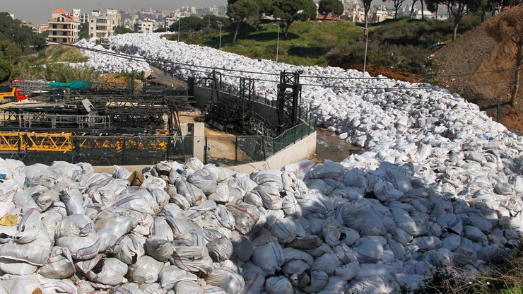 Śmieci zalały ulice Bejrutu