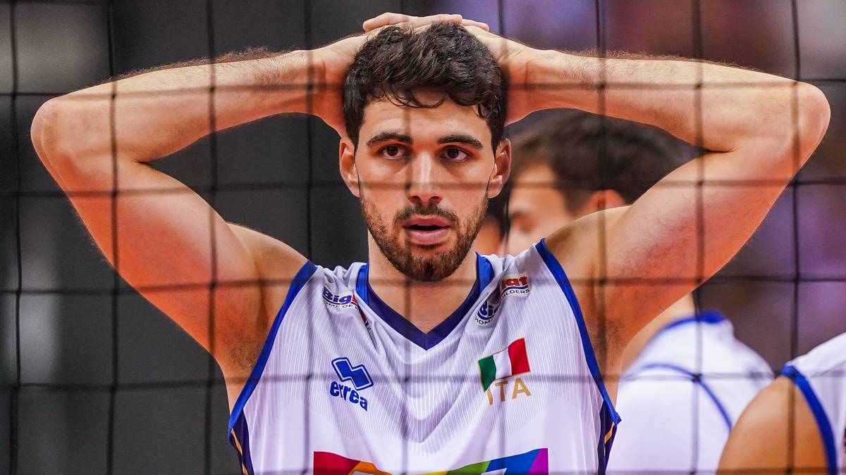 Siatkarz z numerem 15 na koszulce trzyma się za głowę, obok niego stoi siatkarz z numerem 14.