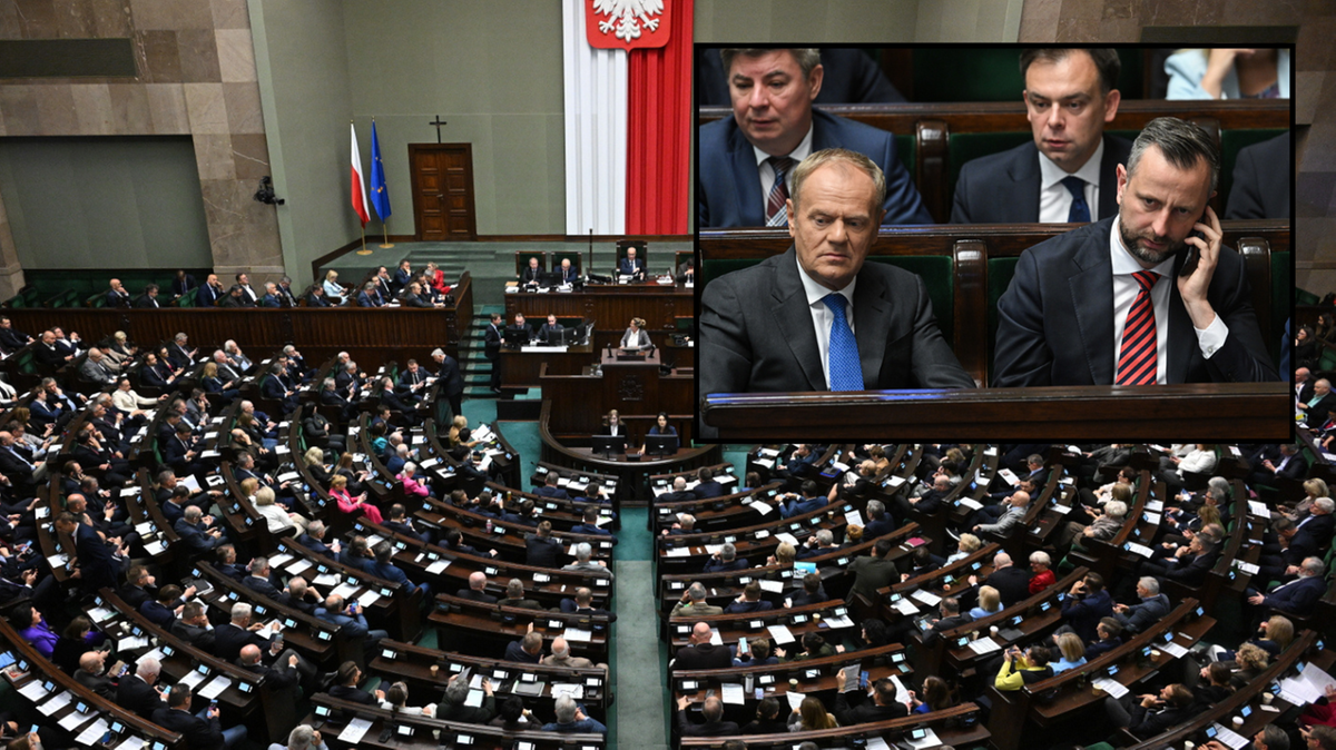 Posiedzenie Sejmu Rzeczypospolitej Polskiej, na pierwszym planie widok na salę plenarną z posłami, w prawym g&oacute;rnym rogu zbliżenie na twarze kilku posł&oacute;w, w tym Donalda Tuska.