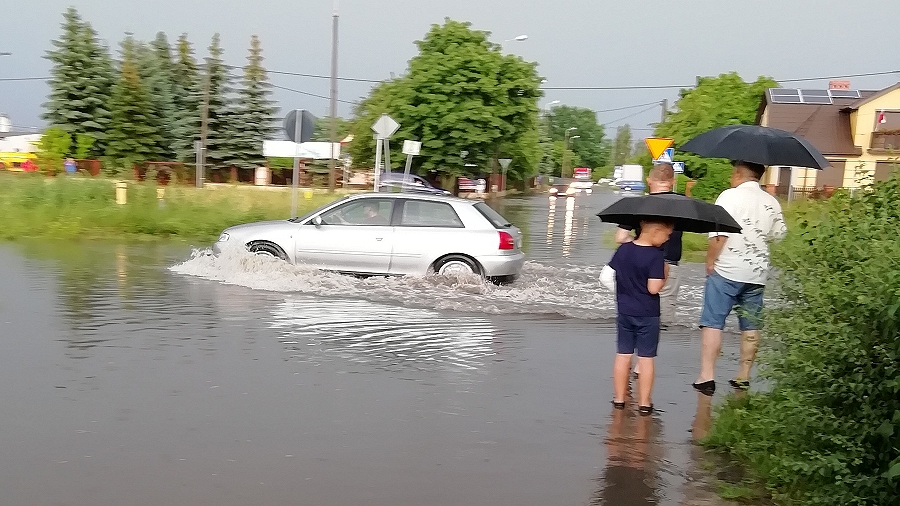 21.06.2019 20:00 Burze nie odpuszczają. Spada nawet 100 mm deszczu. Zalane drogi, domy i pola. Straty są olbrzymie