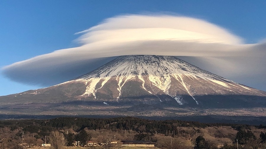 Chmura soczewkowata nad wulkanem Fudżi w Japonii. Fot. Twitter / @hashimuki.