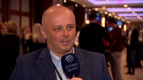 Tomasz Grzywacz udziela wywiadu z mikrofonem Polsat Sport.