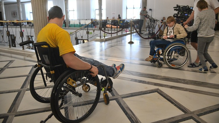 "500 zł dodatku dla niepełnosprawnych kosztowałoby 9 mld zł". Wiceminister: takich środków nie ma