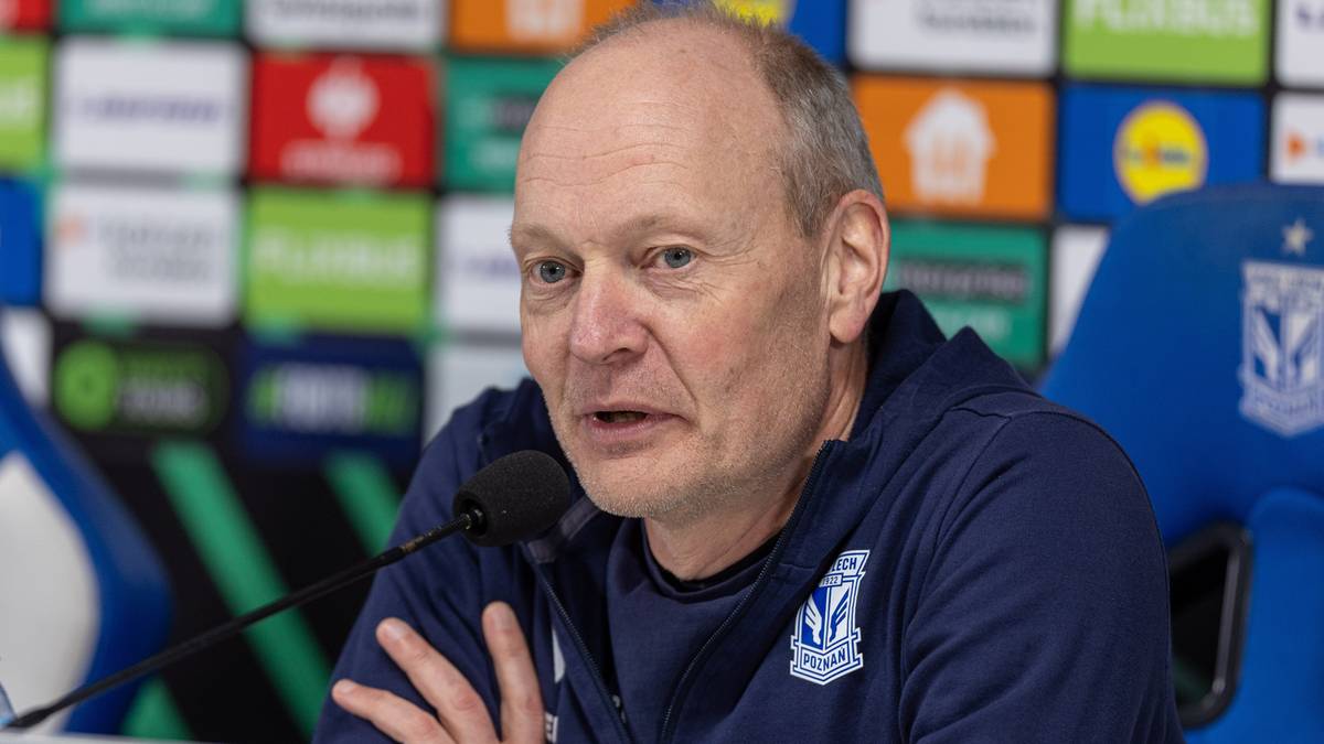 Trener Lecha Poznań podczas konferencji prasowej