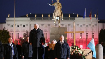 Prezes PiS o "nowym wielkim ataku nienawiści". W tle okrzyki: "konstytucja!"