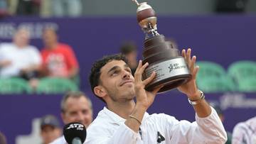 Francisco Cerundolo trzymający trofeum po wygraniu finału turnieju tenisowego.