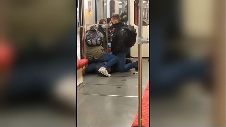 Zapaśniczy pojedynek w metrze. Mężczyzna nie chciał założyć maseczki
