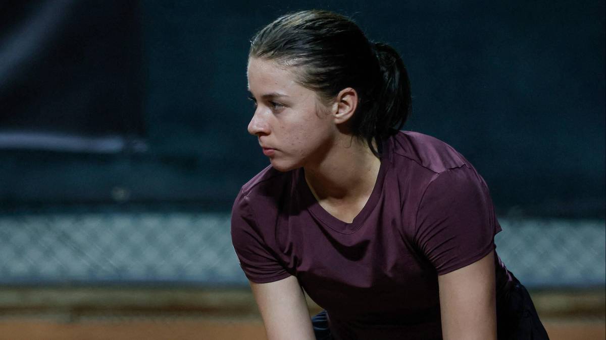 Maja Chwalińska, polska tenisistka, podczas meczu na korcie ziemnym.