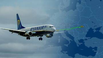 Samolot linii lotniczych Ryanair w locie, z fragmentem mapy Europy w tle, ilustrujący trasę lotniczą.