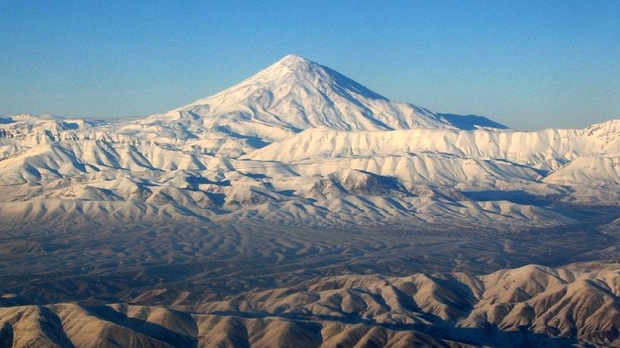 Wiecznie ośnieżony wulkan Demawend w Iranie. Fot. Wikipedia / M samadi.