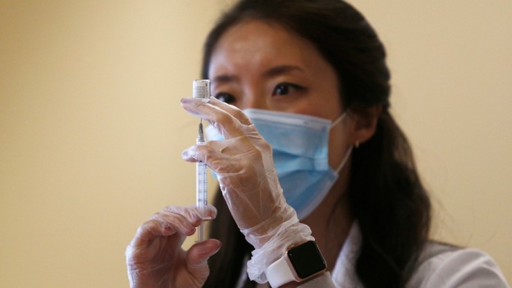 Chińska szczepionka na koronawirusa. "Korzyści przewyższają ryzyko"