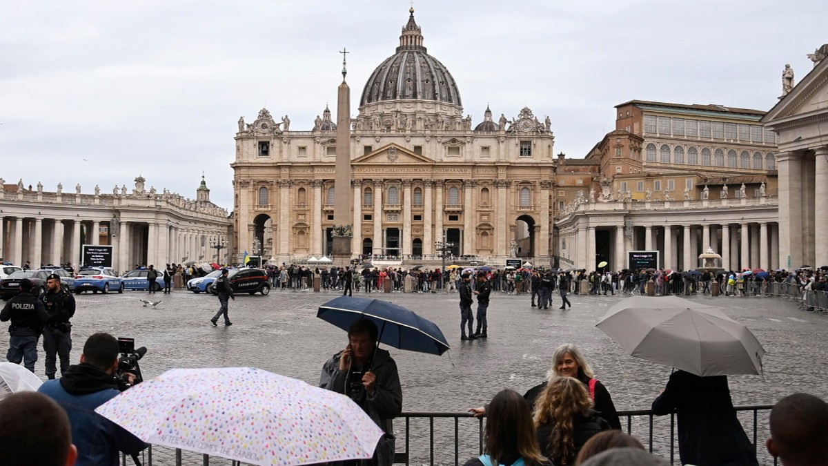 Watykan: Samochód staranował bramę św. Anny. Padły strzały