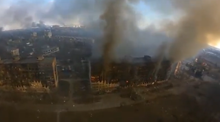 Wojna w Ukrainie. Zniszczenia w Mariupolu okiem drona [WIDEO]
