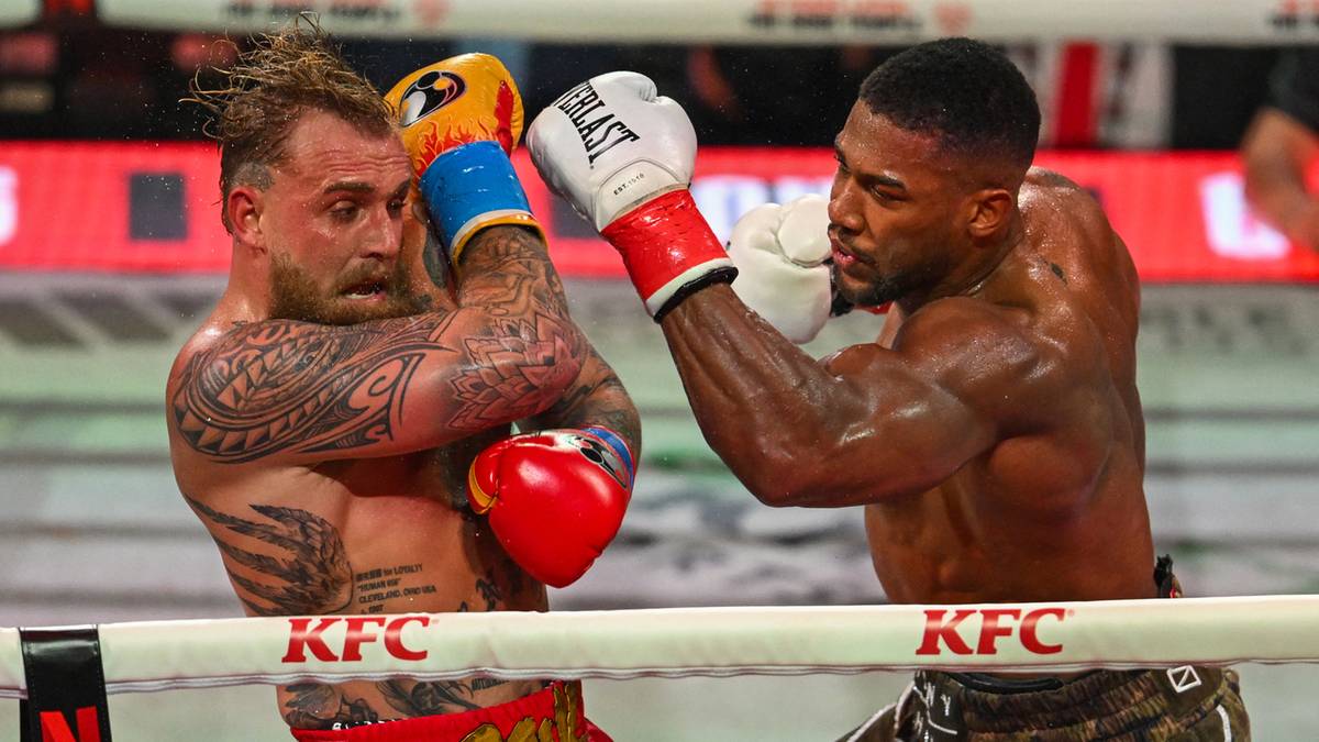 Dw&oacute;ch bokser&oacute;w w rękawicach walczy na ringu.