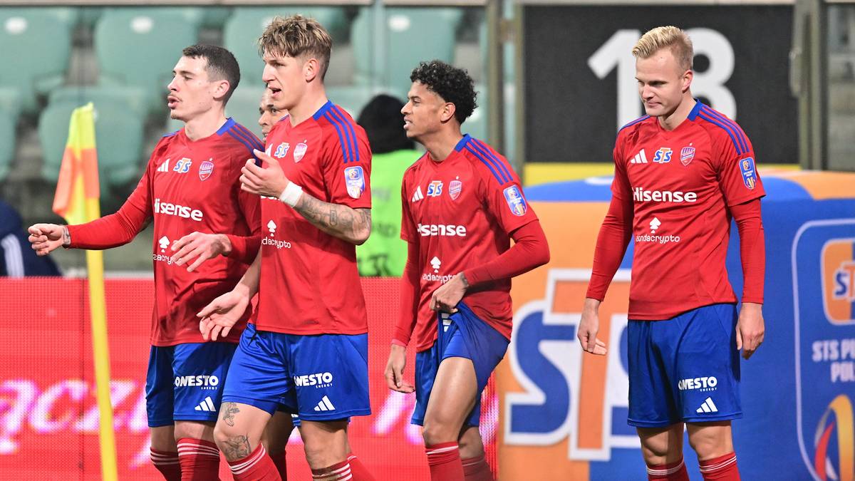 Piłkarze Rakowa Częstochowa w czerwono-niebieskich strojach meczowych na boisku.