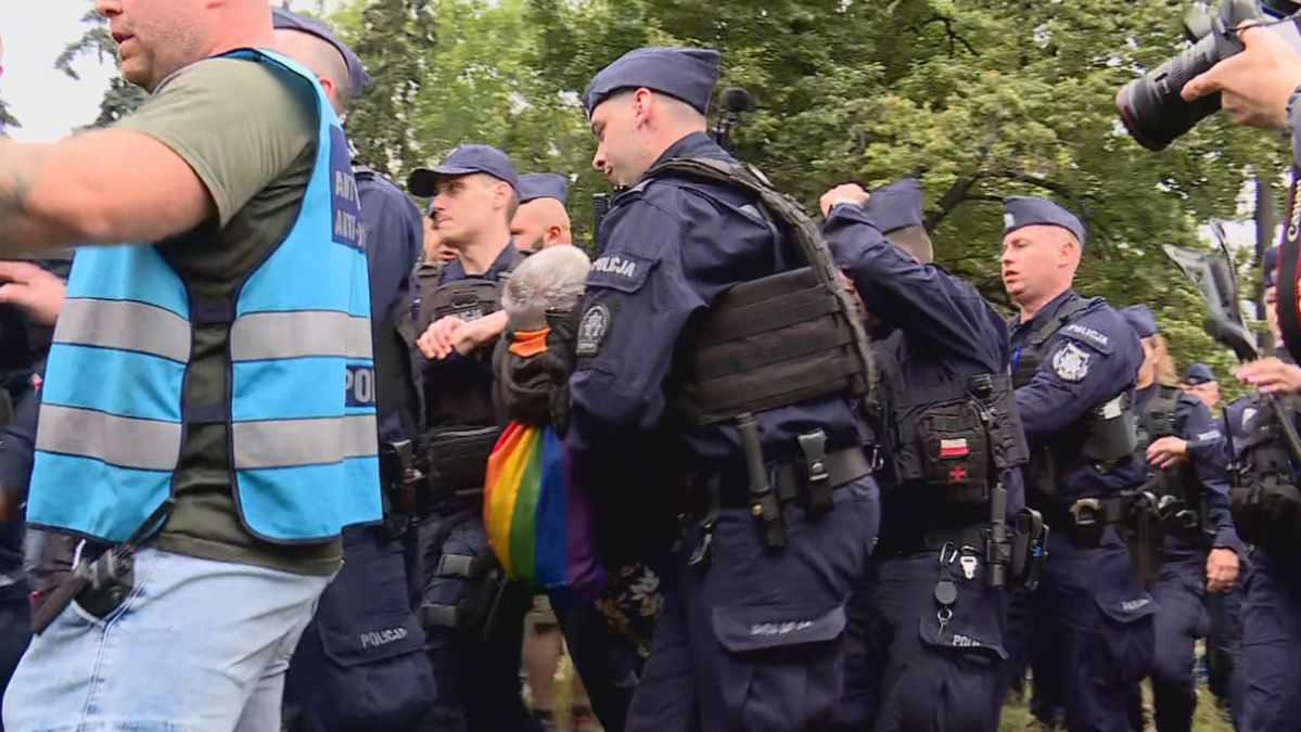 Babcia Kasia wyniesiona przez policję na protestach