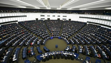 PE poparł propozycje przepisów w sprawie przewoźników drogowych. PiS zapowiada skargę do TSUE