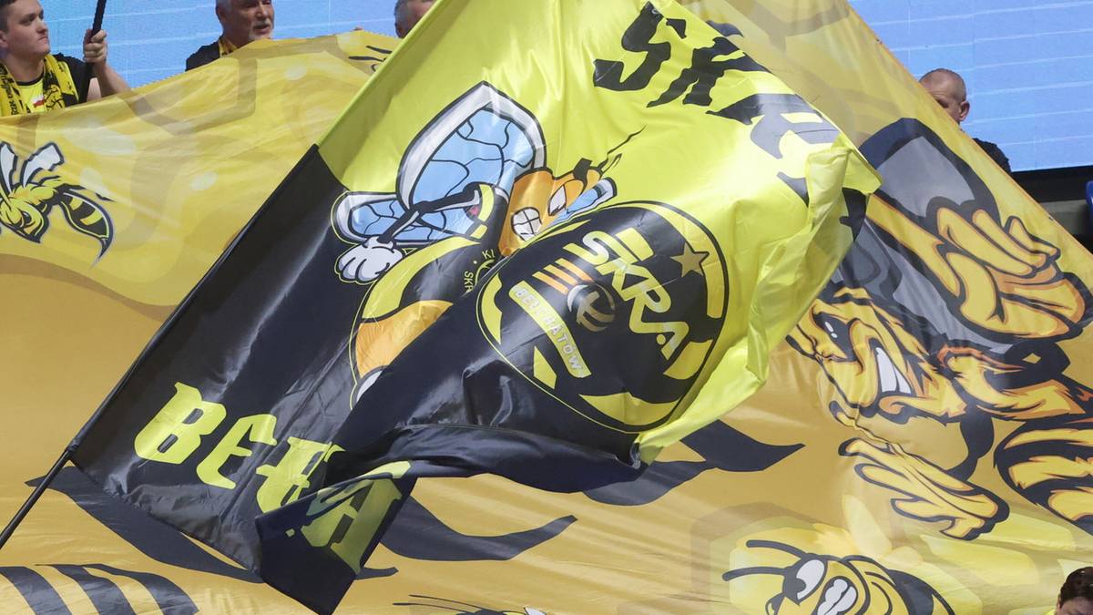 Flaga z wizerunkiem pszczoły i napisem Skra Bełchat&oacute;w.