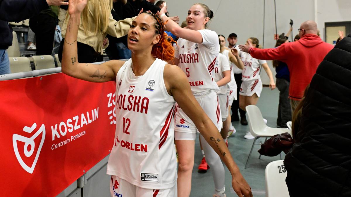 Koszykarka w białym stroju z numerem 12 na plecach "POLSKA" otrzymuje gratulacje od kibic&oacute;w po meczu.