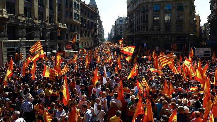 "Wystarczy. Odzyskajmy mądrość". Manifestacja w Barcelonie przeciwko odłączeniu Katalonii od Hiszpanii