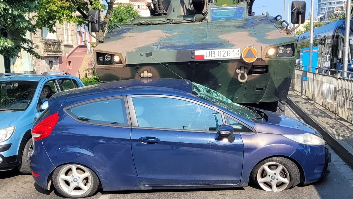 Wrocław: Zderzenie wojskowego Rosomaka z autem. Jedna osoba ranna