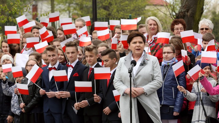 Premier: Polacy to jedna biało-czerwona rodzina