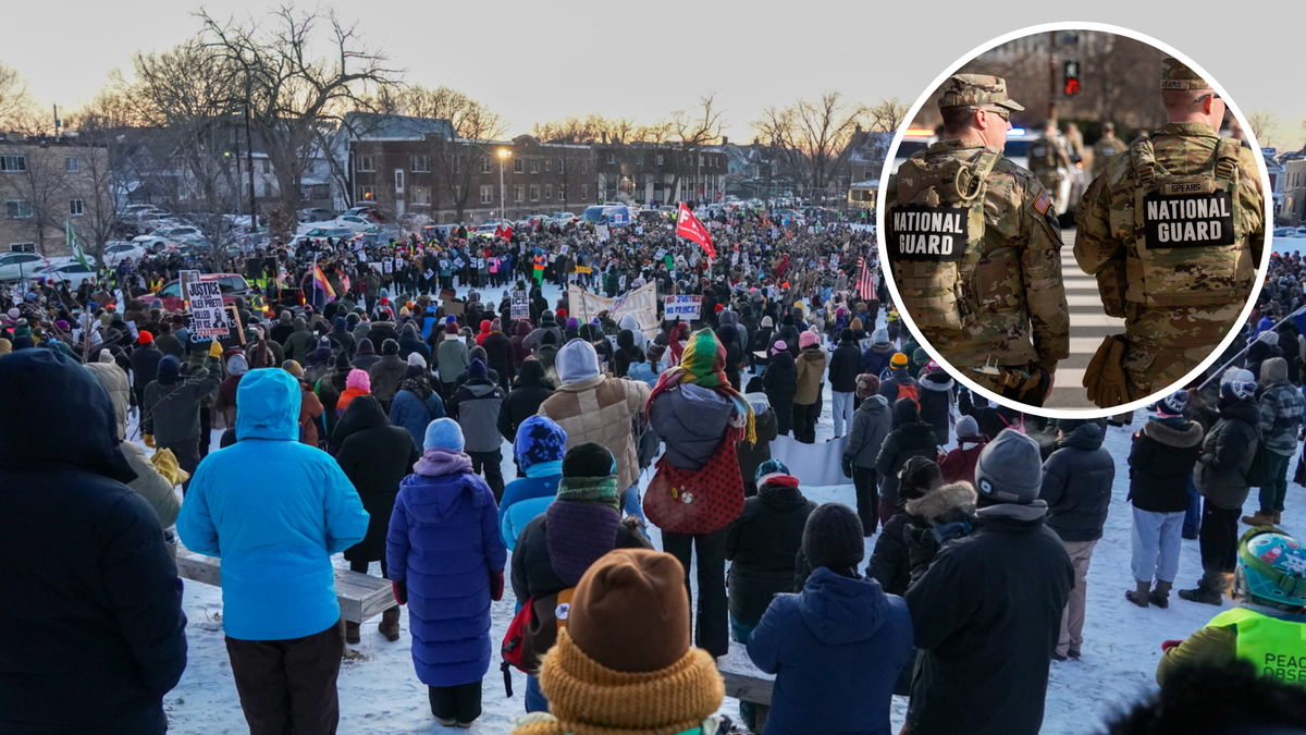 Duża grupa ludzi protestuje na zewnątrz, w tle widać budynki i drzewa. Na pierwszym planie zbliżenie na dw&oacute;ch żołnierzy Gwardii Narodowej w mundurach.