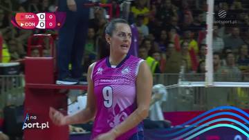 Siatkarka w różowej koszulce z numerem 9 na piersiach, podczas meczu siatkówki.