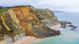 16.04.2021 08:00 Malownicze wybrzeże Anglii w kilka sekund zmieniło się nie do poznania. Morze zabrało fragment klifu