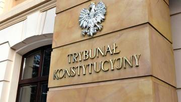 Spór wokół sędziów TK. Poseł: Wprowadzić w asyście żaboli