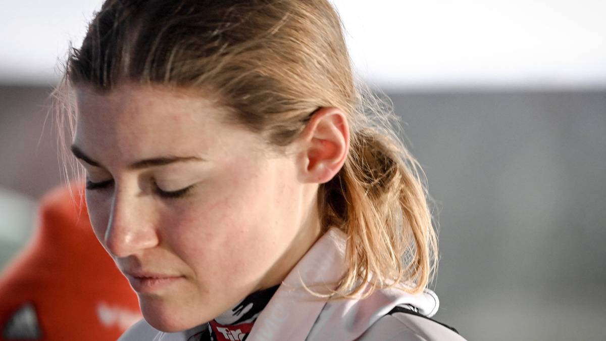 Portret młodej kobiety, mistrzyni świata, z zamkniętymi oczami i lekko opuszczoną głową.