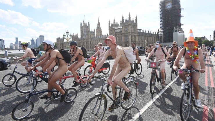 Nadzy rowerzyści na ulicach Londynu. To był protest