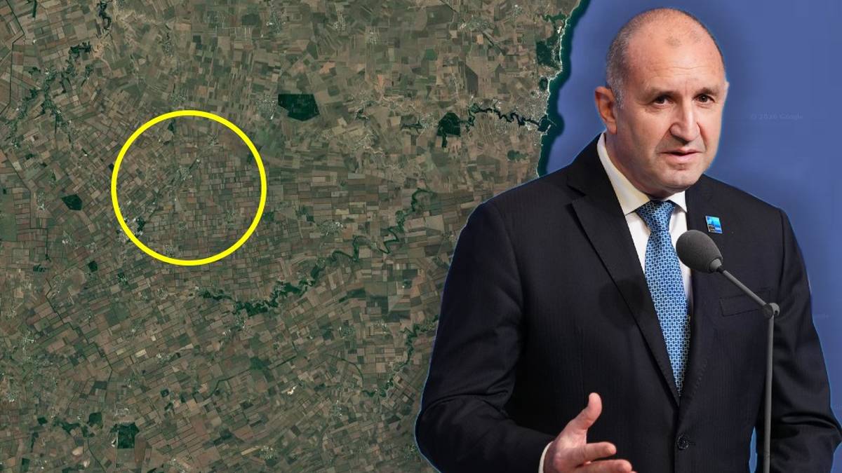 Mężczyzna w garniturze przemawia przy mikrofonie na tle satelitarnego zdjęcia terenu z zaznaczonym ż&oacute;łtym okręgiem.