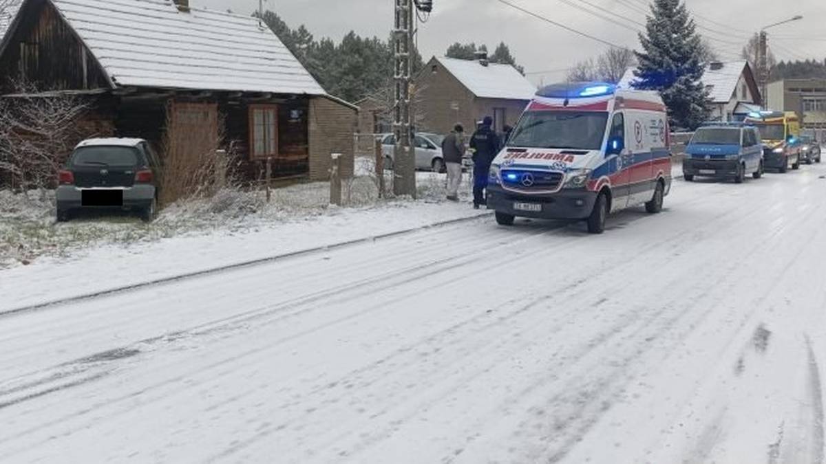 63-latek wjechał w kobietę z dziećmi. Zatrzymał się na domu