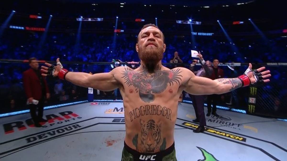 Conor McGregor z rozłożonymi ramionami w oktagonie UFC.