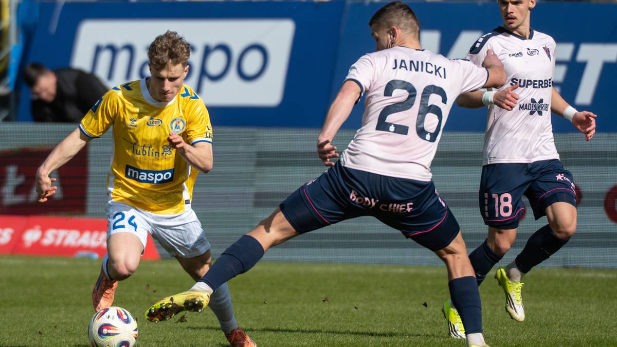 Piłkarze Rafał Janicki (G&oacute;rnik Zabrze) i Karol Czubak (Motor Lublin) walczą o piłkę na boisku.