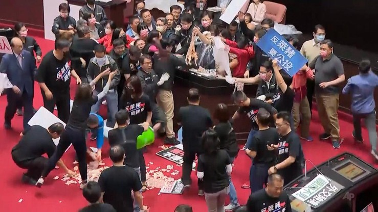 Premier obrzucony świńskimi wnętrznościami. Bójka w parlamencie Tajwanu