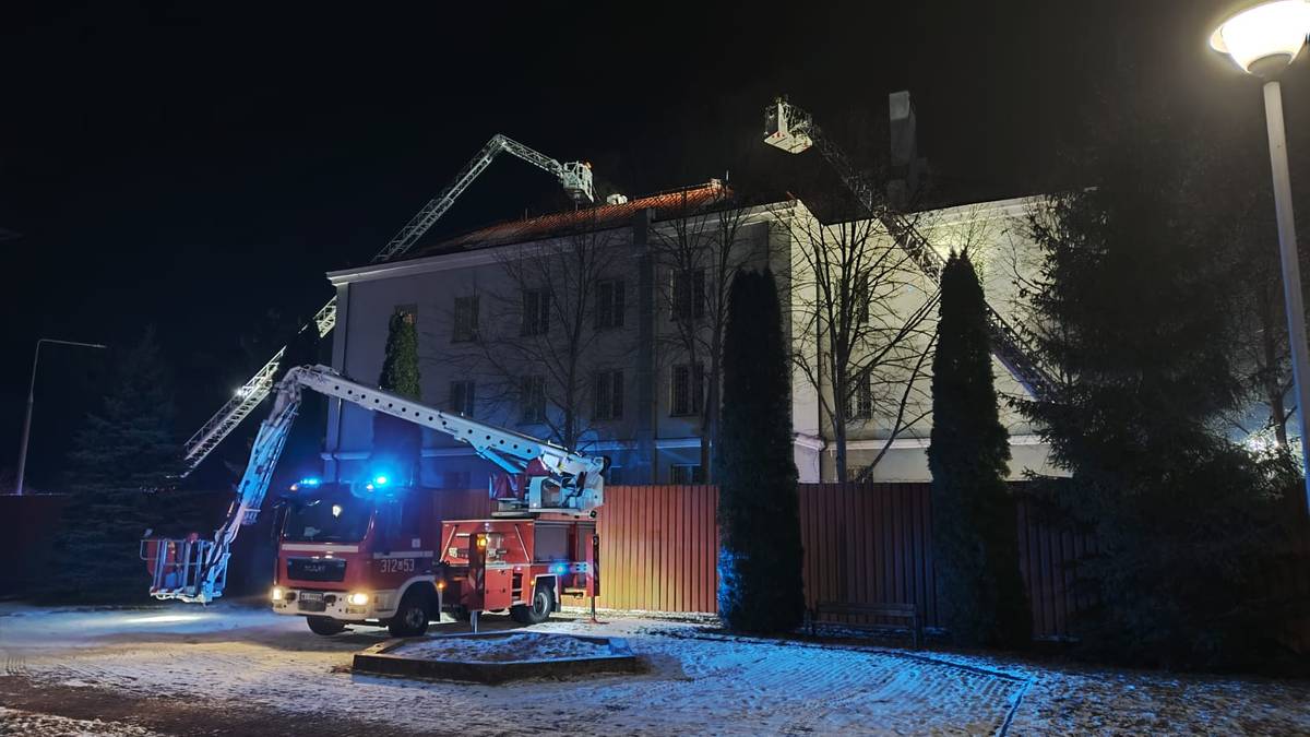 Pożar w ośrodku wychowawczym w Falenicy. Strażacy użyli podnośników