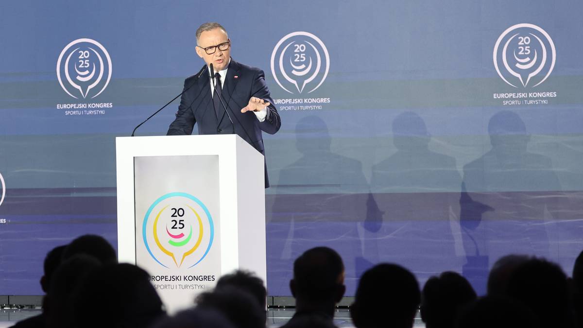 Prezydent RP Andrzej Duda przemawia stojąc za mównicą z logo "Europejskiego Kongresu".